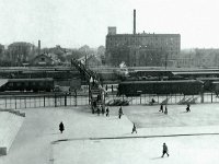 Glavni kolodvor - Trnjanski pješački nathodnik  Nathodnik je Izgrađen je 1892.godine (iste godine kada je otvoren Državni kolodvor) jer je željeznička pruga presjekla Petrinjsku. Preko nathodnika se pješice opet moglo do Paromlina, koji je izgrađen još 1862.godine na adresi Petrinjska bb. Od 1892. godine se nastavak Petrinjske, koji se protezao sve do Save gdje je bila skela, počinje nazivati Trnjanskom. Srušen je 1979.godine.